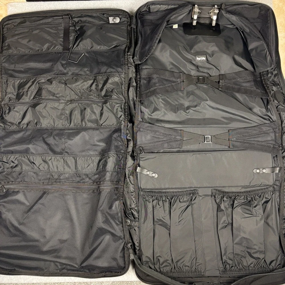 Briggs & Riley Baseline Black Ballistic Nylon Bi-Fold Garment Bag Travel